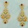 Brinco dourado com detalhes em strass coloridos
