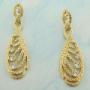 Brinco dourado  gota, detalhes em relevo e strass