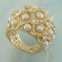 Brinco dourado  gota, detalhes em relevo e strass