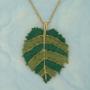Colar folha banhado a ouro com tons de verde