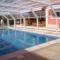 cobertura retrátil de piscina em policarbonato compacto na cor cristal.