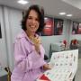 Glorinha com o catálogo da HS consórcios