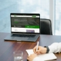 5. Notebook na mesa com o novo site da Thera Contabilidade