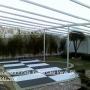 Cobertura transparente e pista de dança sobre pisc