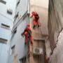 Enviado por visitante em 31/07/2015 - Rappel faz parte de uma de nossas técnicas verticais existentes no mundo onde é utilizada uma corda(via) para se deslocar verticalmente de um ponto superior a um ponto inferior. Diferente da escalada, onde o praticante tem como objetivo subir rochas ou locais artificiais, no rapel o praticante da atividade tem como objetivo descer pela via. O praticante de rapel tem como opção subir pela via, esta técnica é chamada de "ascensão em corda", onde são utilizados equipamentos específicos que permitem ao praticante efetuar a técnic