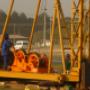 Enviado por visitante em 15/10/2015 - Equipe operando equipamento de Bate-Estaca para fundação em Pré-moldado