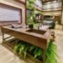 Enviado por visitante em 14/02/2017 - ‘ARQUITETURA COMO PROTAGONISTA’

O projeto foi idealizado num espaço onde não havia nada construído, até então, era

um fundo de terreno antigo, e sem vida, que servia como estacionamento.

A edificação foi construída em aço corten e o fechamento trabalhado com telhas

galvanizadas

O pé direito duplo garante conforto térmico, trouxe leveza estrutural, surgindo, assim,

como uma solução limpa e ecológica (não gerou resíduo), por ser rápida (pré-

moldada), e acessível (baixo custo).

O desenho é leve e teve como inspiração as obras do pintor Holandês Piet Mondrian, a

‘caixa’ se integrou ao jardim e evoca jovialidade atemporal.

Sem dúvida um ambiente pensado para agradar a todos, indistintamente, pois evoca

familiaridade e acolhimento em contraponto com o seu aspecto, às vezes, rústico.

‘A ARTE DE RECEBER E RECEBER COM ARTE’

A ilha gourmet se desenvolve em torno de duas artes, a de receber bem e a de

apreciar o belo e o natural. Acomodando em si todos o