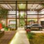 Enviado por visitante em 14/02/2017 - ‘ARQUITETURA COMO PROTAGONISTA’

O projeto foi idealizado num espaço onde não havia nada construído, até então, era

um fundo de terreno antigo, e sem vida, que servia como estacionamento.

A edificação foi construída em aço corten e o fechamento trabalhado com telhas

galvanizadas

O pé direito duplo garante conforto térmico, trouxe leveza estrutural, surgindo, assim,

como uma solução limpa e ecológica (não gerou resíduo), por ser rápida (pré-

moldada), e acessível (baixo custo).

O desenho é leve e teve como inspiração as obras do pintor Holandês Piet Mondrian, a

‘caixa’ se integrou ao jardim e evoca jovialidade atemporal.

Sem dúvida um ambiente pensado para agradar a todos, indistintamente, pois evoca

familiaridade e acolhimento em contraponto com o seu aspecto, às vezes, rústico.

‘A ARTE DE RECEBER E RECEBER COM ARTE’

A ilha gourmet se desenvolve em torno de duas artes, a de receber bem e a de

apreciar o belo e o natural. Acomodando em si todos o