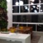 Enviado por visitante em 14/02/2017 - Projeto Sala de Estar Residencial ‘Apartamento Parque Flamboyant’ Goiânia-GO)-

Foto: Arquivo Marcos Gouvêa Arquitetura

‘MENOS É MAIS’

A saleta faz ligação entre uma varanda gourmet e o home teatro, e funciona

visualmente como amortecedor visual.

É um bom truque quando se tem ambientes integrados mais coloridos por perto, pois

se obtém um ‘espaço neutro’, um respiro para o olhar, e um elo entre ambientes

sensorialmente distintos.

A máxima menos é levada a sério, mas, porém, usada com cautela.

(Projeto Hall de Entrada Residencial ‘Apartamento Parque Flamboyant’ Goiânia-GO)-

Foto: Arquivo Marcos Gouvêa Arquitetura

‘DUPLO X’

O piso desenhado em X e executado com super nanoglass, faz a vez do tapete neste

hall de entrada. O mesmo desenho em X se veste no espelho bronze bisotado na

parede frontal, e, reflete todo o ambiente já na saída do elevador. O papel de parede

é de fibra natural em tom dourado e é iluminado através de arandelas

proposital