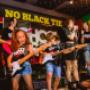 Oferecemos uma variedade de programas musicais para diferentes idades e níveis de habilidade