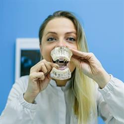 Camila Guimarães - Dentista