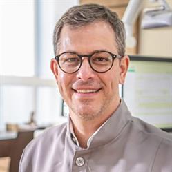 Dr. Raphael Berg