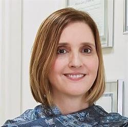 Dra. Adriana Drummond - Dermatologista