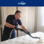 profissional-de-higienizacao-de-estofados-limpando-colchao-empresa-expert-cleaner-hortolandia