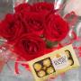 Buque de rosas e chocolate