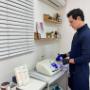 Biomédico Dr. Sidney Ruggero operando aparelho de estética em clínica, utilizado em protocolos faciais e corporais.