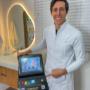 Biomédico Dr. Sidney Ruggero sorridente ao lado do aparelho Soprano ICE Platinum usado para depilação a laser na clínica Bonapele Estética.
