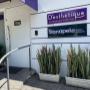 Entrada da clínica Bonapele Estética com placa de identificação e plantas decorativas.