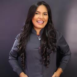 Dra. Monique Batista - Especialista em Implantes Dentários em Manaus