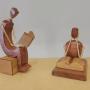 Escultura Homem lendo livro