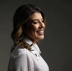 Dra Larissa D. Teixeira