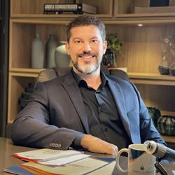 Dr. Alberto Correia