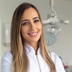 Dentista Curitiba Xaxim - Dra. Jessica Rivera
