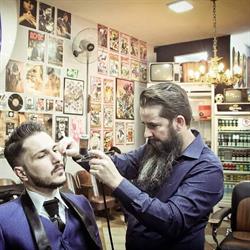 Dhannyllo cabelo e barba