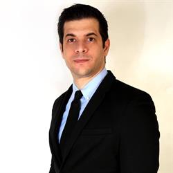 Dr. Sergio Rodrigo, Cirurgião plástico