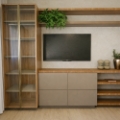home-com-painel-amadeirado-e-prateleiras-iluminadas-sao-jose