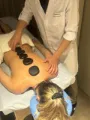 Massagem relaxante com pedras quentes