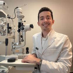 Dr. Lucas Barbosa Oftalmologista
